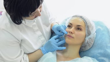 Doktor - güzellik uzmanı alımı tutar.