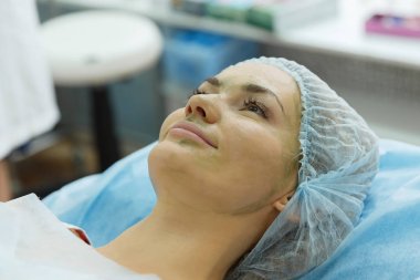 Doktor - güzellik uzmanı alımı tutar.