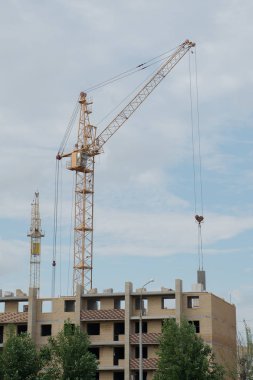 Operasyonda inşaat vinç