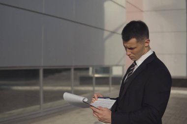 İş adamları ofis binası yakınındaki çalışırken