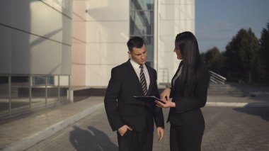 İş adamları ofis binası yakınındaki çalışırken