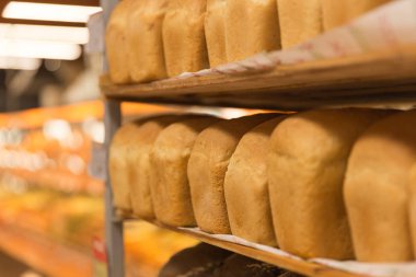 Stok rafa koymak üzerinde taze ambalajsız ekmek