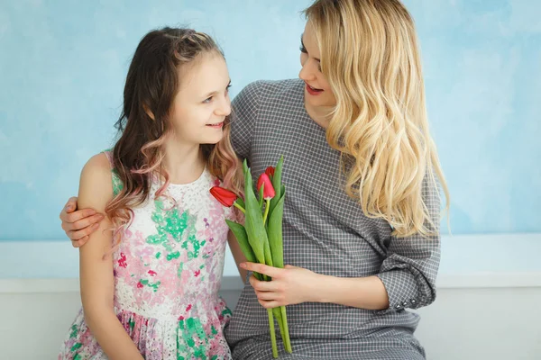 Дочь подарила маме букет тюльпанов. Весенний сюрприз — стоковое фото