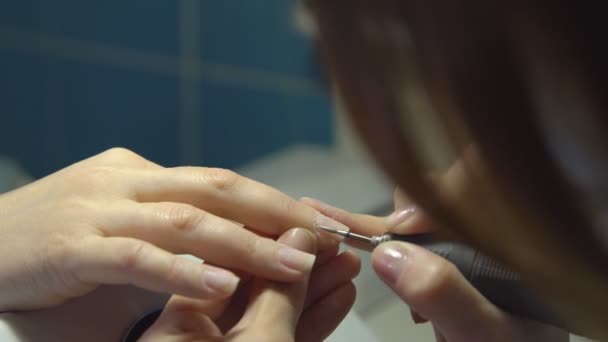 Женщина в салоне, делает маникюр. Обработка и формование — стоковое видео