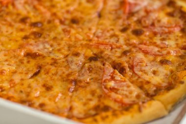 Peynir dolu taze sıcak pizza. Önemsiz gıda