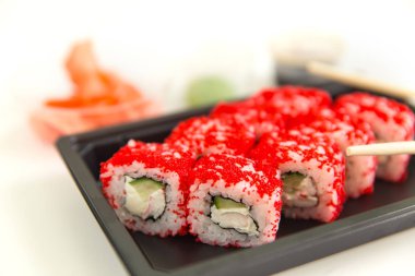 Somon ve havyar ile bir beyaz tahta masada suşi rulo