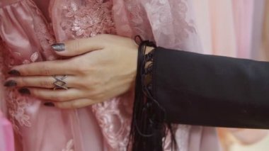 Bir raf Giysi, bir butik tarama rastlamak kadının elleri