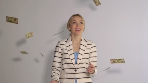 Başarılı kadın para atma heyecanlı. Beyaz arka plan üzerinde izole — Stok video