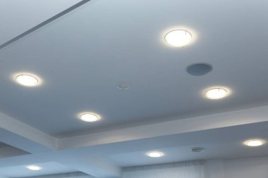 Katıştırılmış ışıkları ve gergin tavan kakma, modern katmanlı tavan ışıkları aç