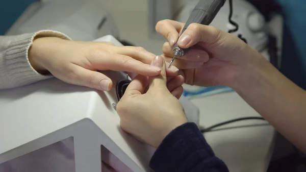 Voorbereiding van een manicure in een schoonheidssalon. Bewerking en slijpen — Stockfoto