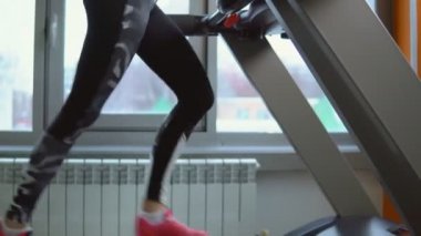 spor salonunda bir adım üzerinde bir kardiyo egzersiz sırasında esmer kadın.