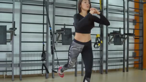 Fitness concept. Jonge brunette vrouw trainen in de sportschool — Stockvideo