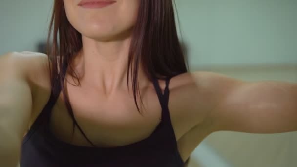 Primer plano de una joven hermosa mujer con mancuernas durante un entrenamiento en un gimnasio — Vídeos de Stock