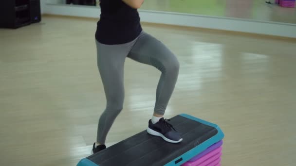 Fitness kavramı. Spor salonunda egzersiz genç sportif kadın — Stok video