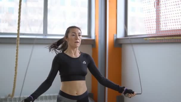 Woman is jumping rope in the gym. The concept of a healthy lifestyle — Stock Video