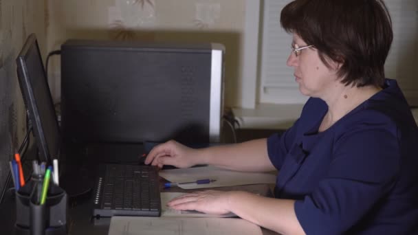 Une femme comptable est assise à l'ordinateur. Travail à distance — Video