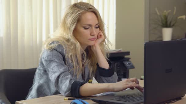 Tired blonde female falls asleep at the workplace in office. — Stock Video