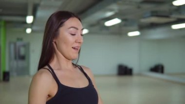 Fitness kavramı. Güzel esmer kadın adlı bir halter ile kol egzersizleri yapıyor