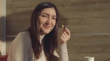 Sağlıksız beslenme kavramı. Patates kızartması yemek kafede genç esmer kadın