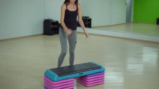 Treino cardiológico. Jovem mulher esportiva se exercitando no ginásio — Vídeo de Stock