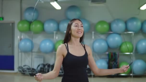 Schöne Frau beim Seilspringen in der Turnhalle. Fitnesskonzept — Stockvideo