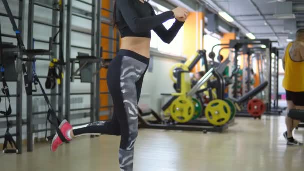 Konzept eines gesunden Lebensstils. Ausbildung junger Frau im Fitnessstudio — Stockvideo
