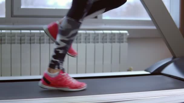 Loopband. Jonge Sportvrouw in opleiding op de sportschool. Zijaanzicht — Stockvideo