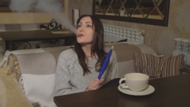 Genç kadın bir kafede bir nargile Sigara