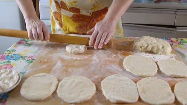 Koken. Een vrouw uitrolt gebak deeg — Stockvideo