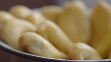 Yemek. Taze pişmiş turta dolgulu Close-Up