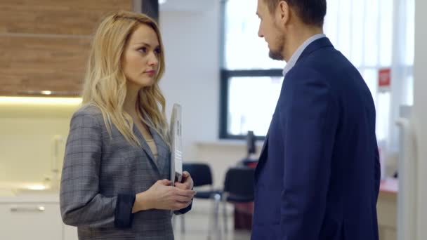 Homem de negócios e mulher discutindo um novo acordo no escritório — Vídeo de Stock