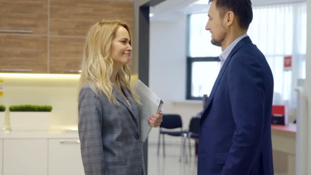 Man en een vrouw bespreken belangrijke kwesties van het komende werk — Stockvideo