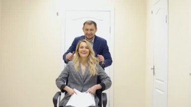 İş erkek ve kadın ofiste bir mola sırasında eğlenin.