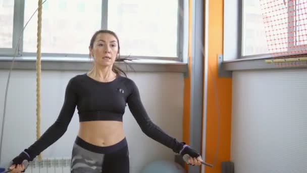 Entrenamiento cardiovascular con el gimnasio. Mujer joven saltando cuerda — Vídeos de Stock
