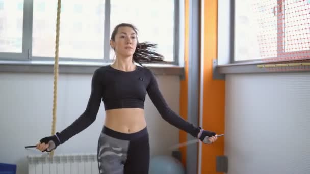 若い女性がロープにジャンプします。健康的なライフ スタイルのコンセプト — ストック動画