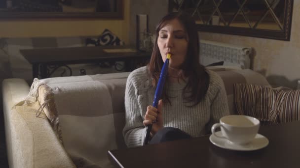 Brunette femme dans un café fumer un narguilé — Video