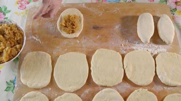 Mujer esculpe pasteles en una tabla de madera — Vídeos de Stock