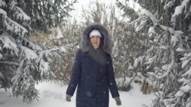 Genç kadın bir güzel kış orman yürüyor
