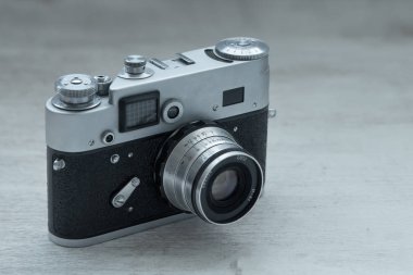 Eski film fotoğraf gri bir arka plan üzerinde