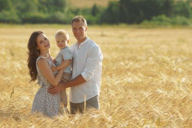 Ebeveyn mutluluk, çocuk ile açık yürüyüş