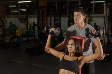 Çift eğitim spor salonunda dumbbells ile