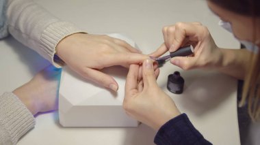 Salonda Bakımı tırnak. Master jel-Lake-genç bir kadın üzerinde çivi geçerlidir..