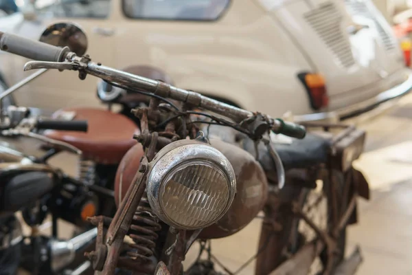 Motocicleta velha em uma loja retro. Vista frontal — Fotografia de Stock