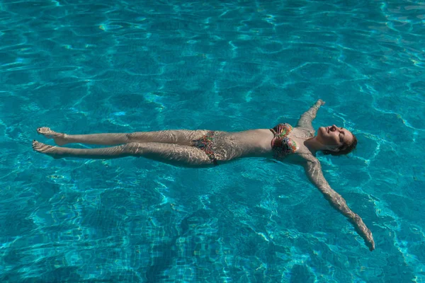 水着姿の若い女性はプールで泳いでください。 — ストック写真
