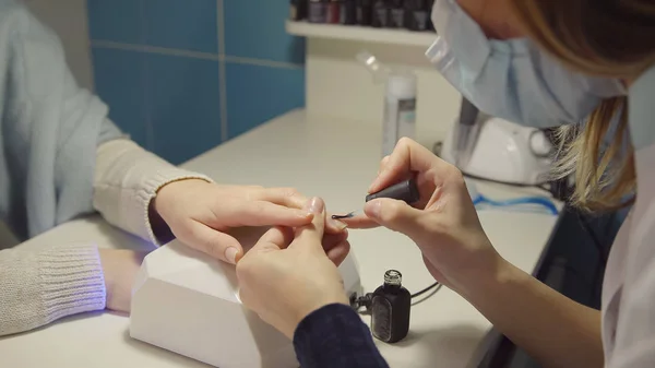 Nagelpflege Salon Meister Trägt Gel Lack Auf Die Nägel Einer — Stockfoto