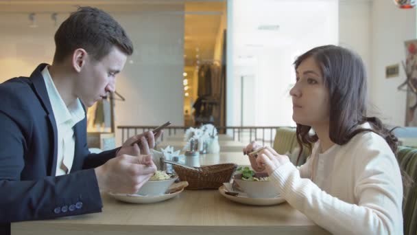 Reunión de negocios. Joven hombre y mujer en la cafetería — Vídeo de stock