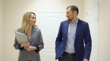 İş ortakları office koridorda yürürken konuşma yol.