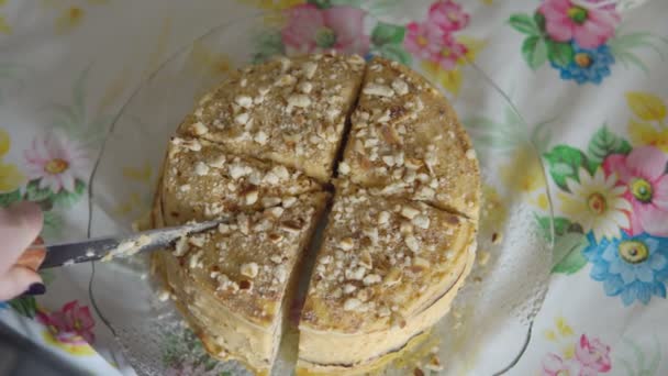 Primo piano di un taglio di torta con una vista di coltello grande dall'alto — Video Stock