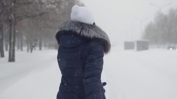 Uma jovem a correr pelo parque. Segue-me. — Vídeo de Stock