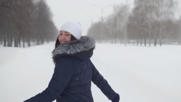 Mujer alegre corriendo por el parque. Sígueme — Vídeo de stock